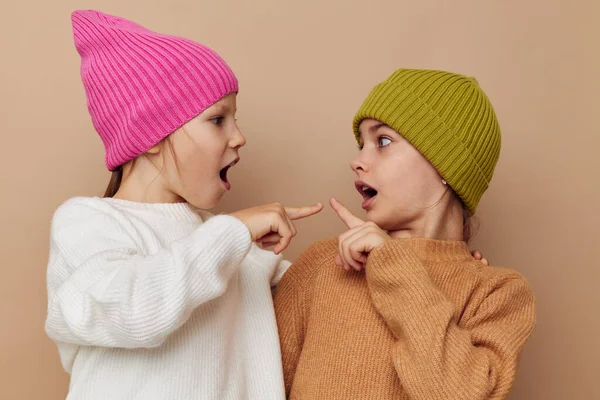Twee kleine grappig vriendinnen samen vriendschap beige achtergrond — Stockfoto