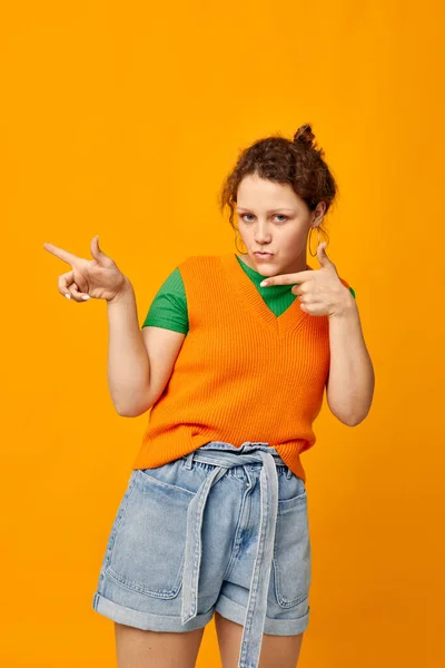 Νεαρή κοπέλα σε πορτοκαλί πουλόβερ νεανική ενδυμασία ποζάρουν απομονωμένη φόντο — Φωτογραφία Αρχείου