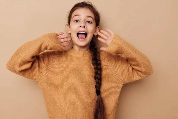 Όμορφη νεαρή κοπέλα μακρύ κοτσίδα μπεζ πουλόβερ γκριμάτσα Lifestyle αμετάβλητη — Φωτογραφία Αρχείου