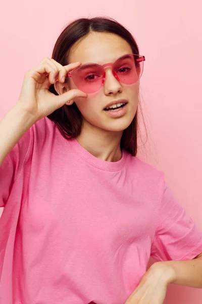 Оптимістична молода жінка в стильних окулярах позує на емоції Стиль життя незмінний — стокове фото