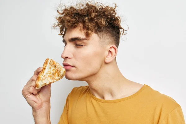 Attractive man eating pizza posing close-up Lifestyle unaltered — 图库照片