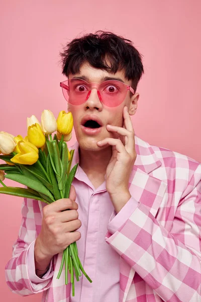 Retrato de um jovem rosa óculos xadrez jaqueta moda posando isolado fundo inalterado — Fotografia de Stock