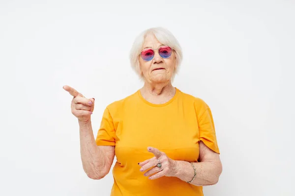 Anciana con una camiseta amarilla posando emociones de cerca — Foto de Stock