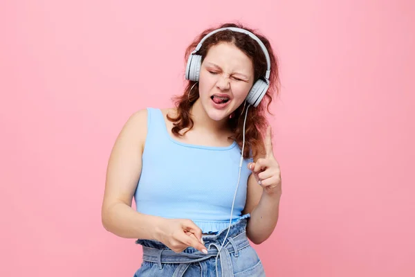 Όμορφη γυναίκα με ακουστικά ψυχαγωγία χέρι χειρονομίες μουσική διασκέδαση αναλλοίωτη — Φωτογραφία Αρχείου