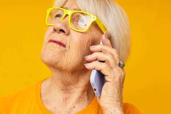 Yaşlı kadın telefonda konuşurken çok eğleniyor. — Stok fotoğraf