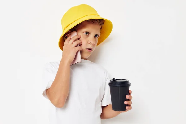 Niño ¿qué tipo de bebida es el teléfono en la mano comunicación aislado fondo inalterado — Foto de Stock