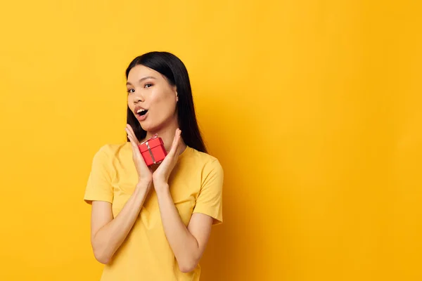 Γυναίκα με ασιατική εμφάνιση σε ένα κίτρινο t-shirt διακοπές δώρο συναισθήματα Lifestyle αμετάβλητη — Φωτογραφία Αρχείου