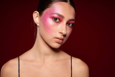 Moda kadını siyah tişört pembe makyaj makyaj pembe arka plan değiştirilmemiş