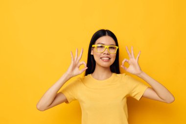 Güzel esmer eller duygular, kırpılmış stüdyo modelleri değiştirilmemiş.