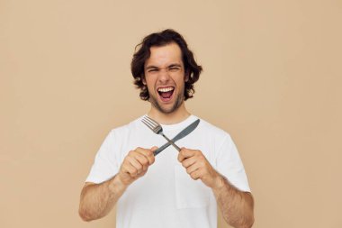 Çatalla ayrılmış geçmişi olan beyaz tişörtlü yakışıklı bir adam.