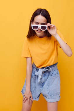 Sarı t-shirt şortlu çekici kadın modası sarı arka plan