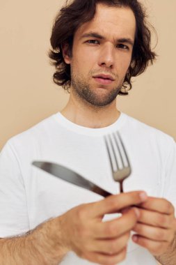 Çekici erkek çatal bıçak takımı. Yaşam tarzını değiştirmemiş gibi duruyor.