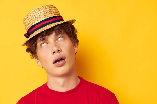 Roztomilý červenovlasý chlap emoce červená tričko klobouk studio žluté pozadí beze změny — Stock fotografie