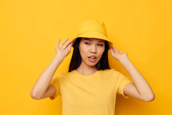 Porträtt asiatisk vacker ung kvinna i en gul t-shirt och hatt poserar känslor Livsstil oförändrad — Stockfoto