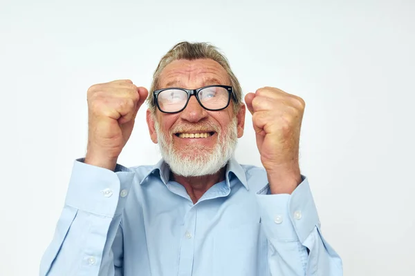 Photo du vieil homme à la retraite en chemise et lunettes posant des émotions fond clair — Photo