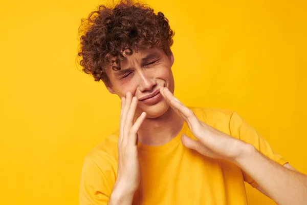 Schattig rood haar man geel t-shirt mode hand gebaren geel achtergrond ongewijzigd — Stockfoto