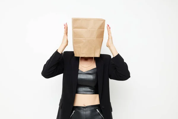 Krásná žena s taškou na hlavě v černé bundě červená lak na nehty izolované pozadí — Stock fotografie