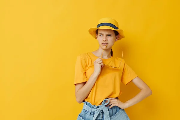 Attraktiv kvinna i en gul hatt Ungdom stil casual slitage i solglasögon isolerad bakgrund — Stockfoto