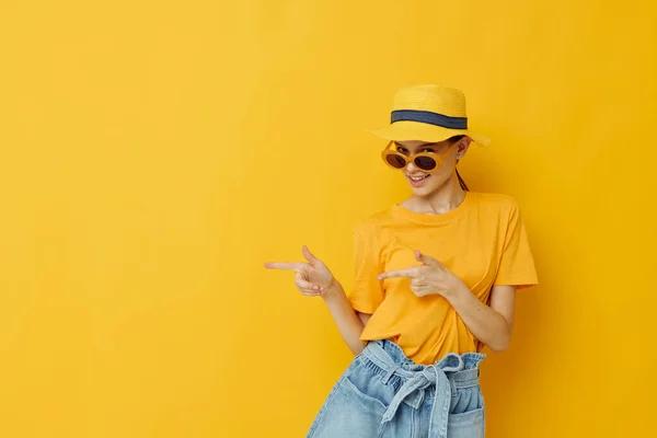 Young woman in a yellow hat Youth style casual wear in sunglasses isolated background — Stockfoto
