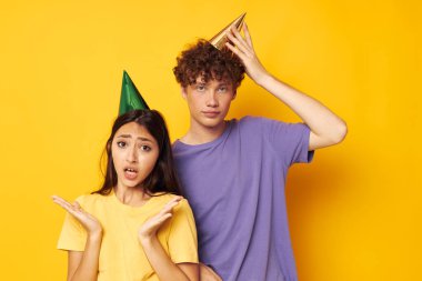 Sevgili ve sevgili arkadaşlığı doğum günü tatili sarı arka plan