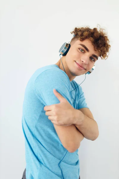 Hombre atractivo en auriculares música emociones Estilo de vida inalterado — Foto de Stock