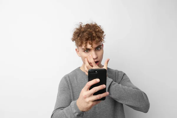 Bello ragazzo guardando il telefono moda stile di vita inalterato — Foto Stock