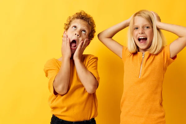 Мальчик и девочка повседневной одежды игры весело вместе позировать на цветном фоне — стоковое фото
