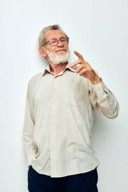 Yaşlı bir adamın portresi gözlük takıyor.