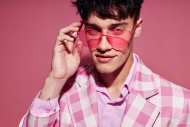 Güzel erkek özgüveni pembe ekose ceket modası izole edilmiş arka plan değiştirilmemiş.