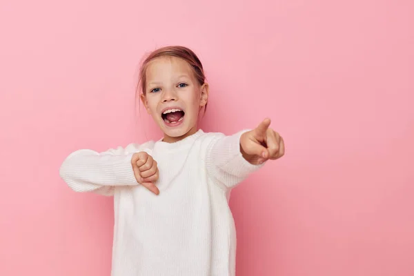 Portret van gelukkig lachend kind meisje wit trui poseren plezier geïsoleerde achtergrond — Stockfoto