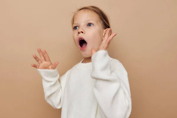 Klein meisje kinderen stijl emoties leuk beige achtergrond — Stockfoto