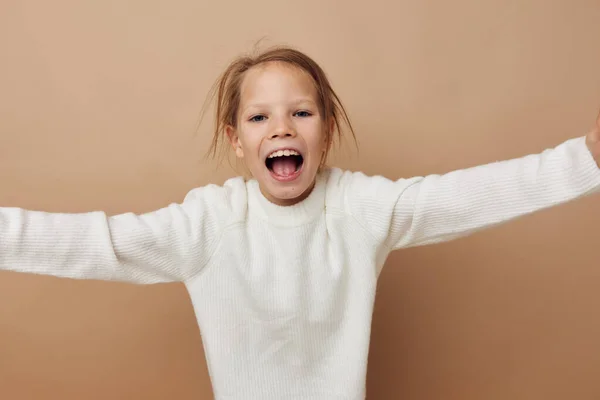 Schattig meisje in wit trui poseren hand gebaren geïsoleerde achtergrond — Stockfoto