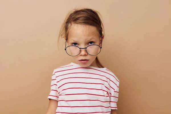 Petite fille portant des lunettes t-shirt rayé gros plan — Photo