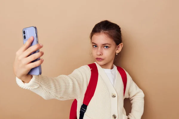 Bella ragazza studentessa zaino telefono in mano infanzia inalterata — Foto Stock