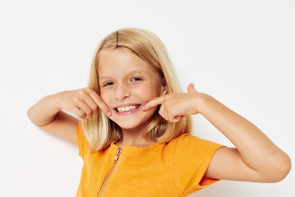 Linda niña con pelo rubio basing divertido infancia — Foto de Stock