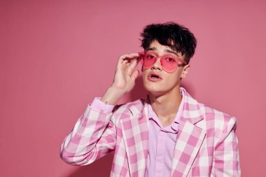 Yakışıklı adam ekose ceketli pembe gözlükler modern yaşam tarzı değiştirilmemiş