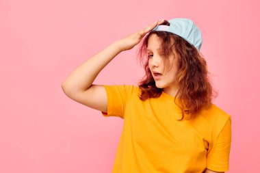 Güzel kadın somurtuyor yaz stili poz veriyor. Görünüşü değişmemiş.