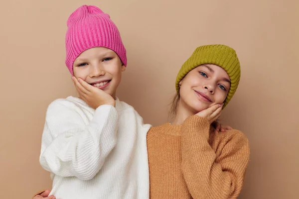 Twee kleine grappig vriendinnen samen vriendschap beige achtergrond — Stockfoto