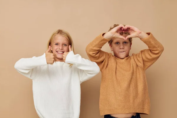 Fotografie dvou dětí stojící vedle pózujících emocí izolované pozadí — Stock fotografie