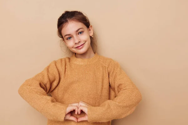 Κοριτσάκι με πουλόβερ που ποζάρει χειρονομίες — Φωτογραφία Αρχείου