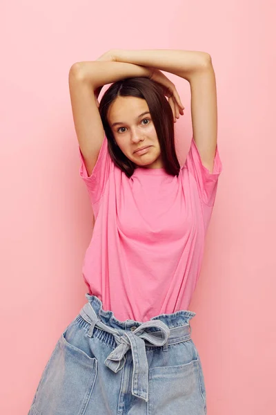 Mulher positiva em uma camiseta rosa roupas casuais Estilo de vida inalterado — Fotografia de Stock