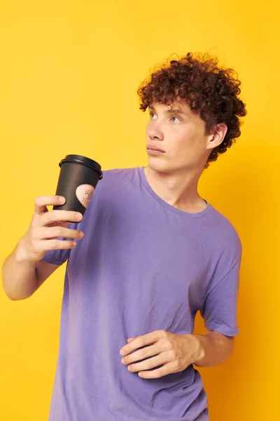 Рудий чоловік у фіолетовій футболці з чорним склом — стокове фото