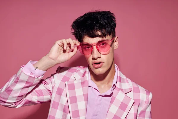 Красивий чоловік в рожевих окулярах рожевий блейзер позує студію ізольований фон незмінний — стокове фото