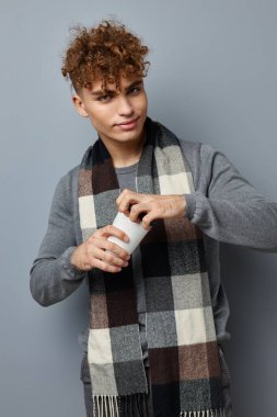 Çekici bir adam içkili zarif bir cam, izole edilmiş arka plan.