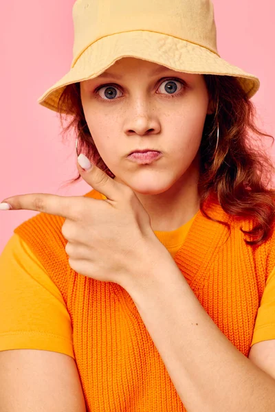 Mooie vrouw in een oranje trui in gele hoed hand gebaar geïsoleerde achtergronden ongewijzigd — Stockfoto