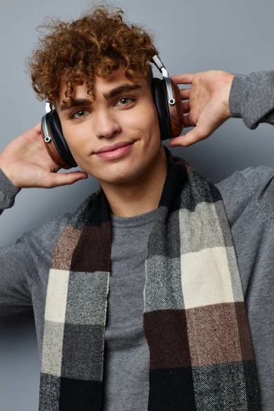 Chico guapo moda posando auriculares estilo de vida inalterado — Foto de Stock