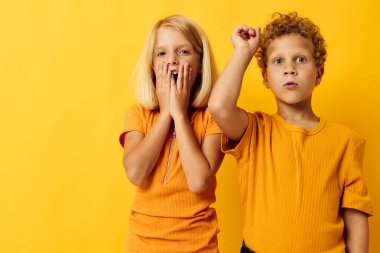 Hoş çocukların portresi gündelik giyim oyunları eğlenceli birlikte poz verdirerek izole edilmiş arka plan