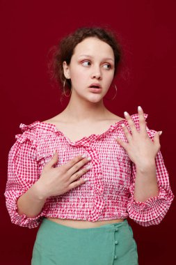 Kadın pembe bluz izole edilmiş arka plan görüntüsü.