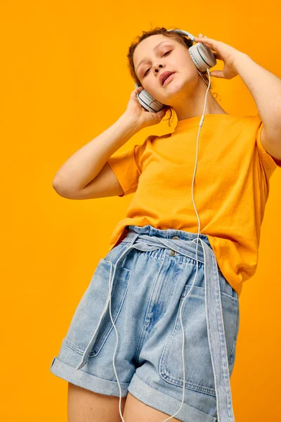 Retrato de una mujer joven auriculares estilo verano danza fondos aislados inalterados — Foto de Stock