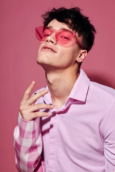 Фото романтичного молодого хлопця плетені блейзер рожеві окуляри мода сучасного стилю Стиль життя незмінний — стокове фото